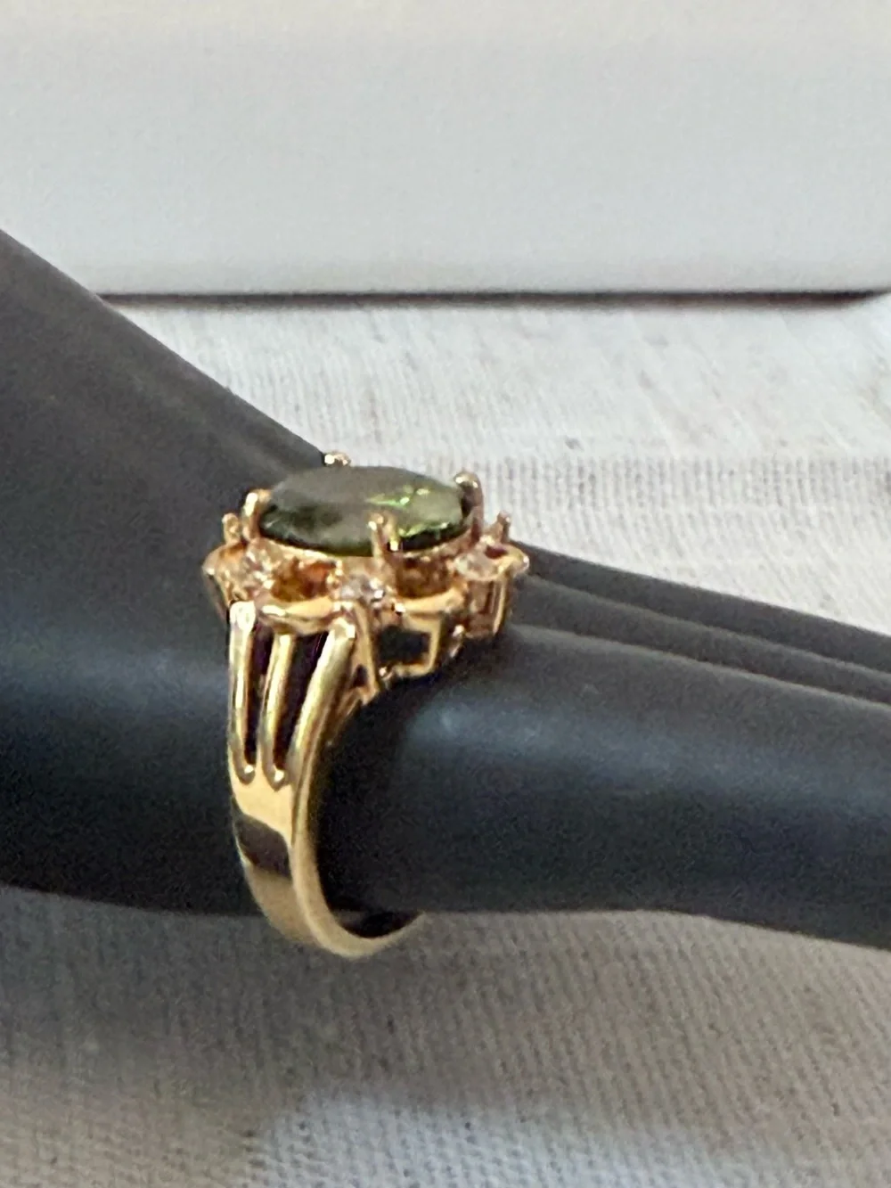 Gold-Tone Scalloped Cluster Ring with Faceted Green Stone - Size 7